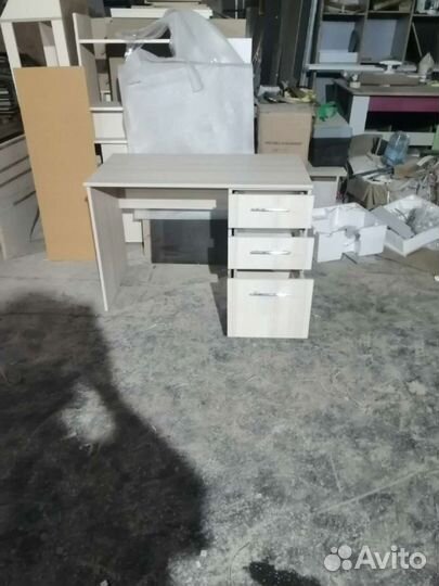 Письменный стол