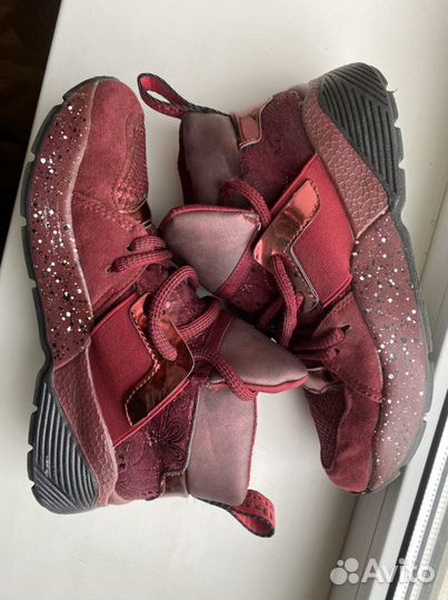 Кроссовки женские