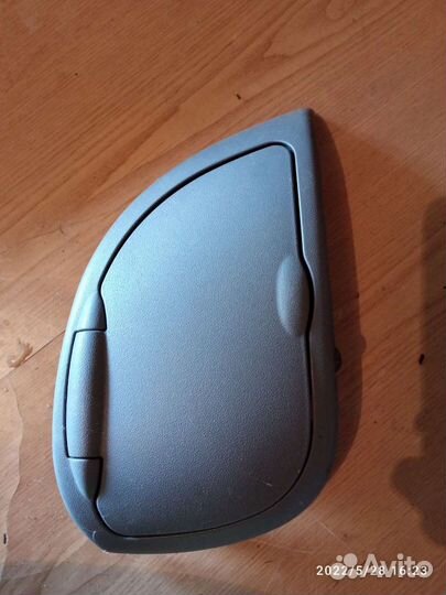 Бардачок салона Тойота Фанкарго