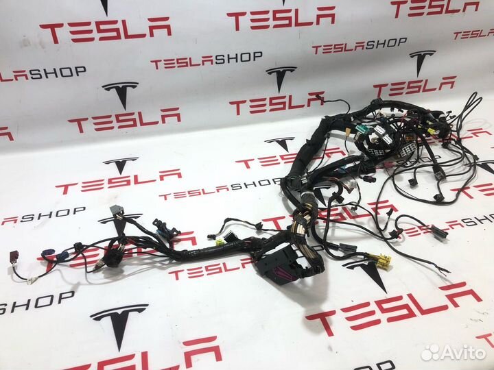 Электропроводка центральной панели Tesla Model S