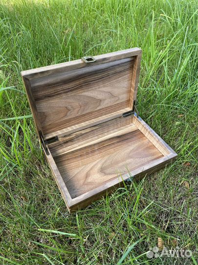 Шкатулка из массива ореха