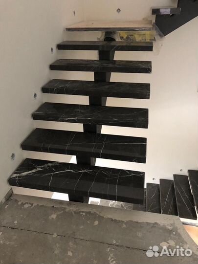 Ступени для лестницы из камня с монтажем