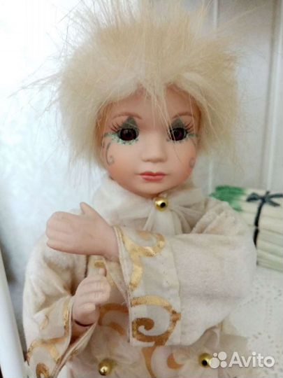 Кукла фарфоровая музыкальная