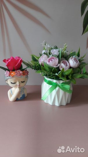 Букет в кашпо из гипса с искусственными цветами