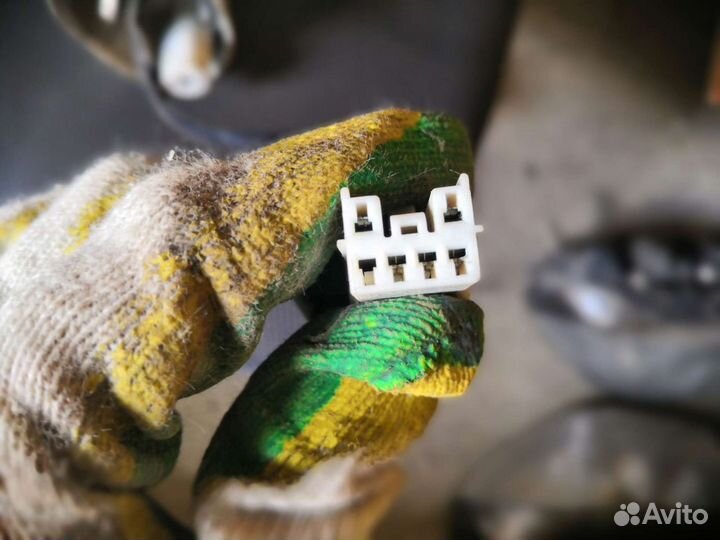 Зеркало левое Mitsubishi Carisma 1999