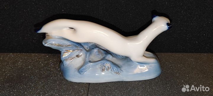 Фарфоровая статуэтка ласка