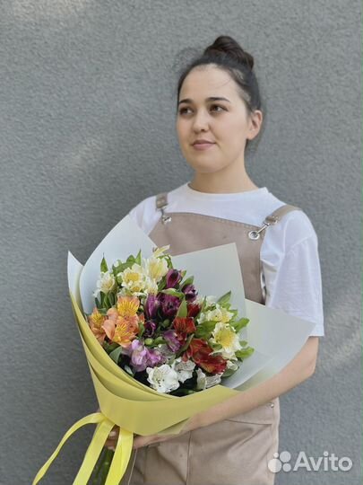 Букет из 7 Альстромерий микс в матовой бумаге