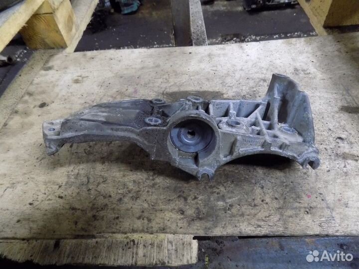 Кронштейн генератора Fluence 2010