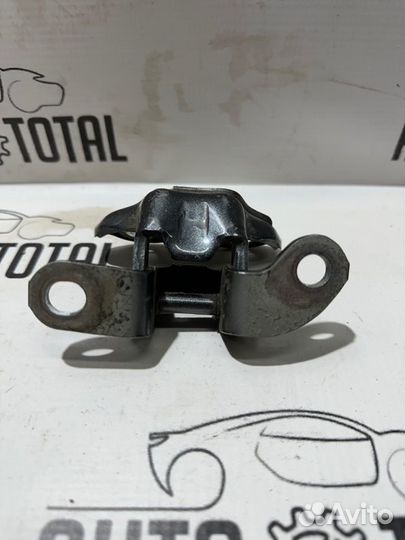 Петля двери верхняя задняя правая Toyota Corolla