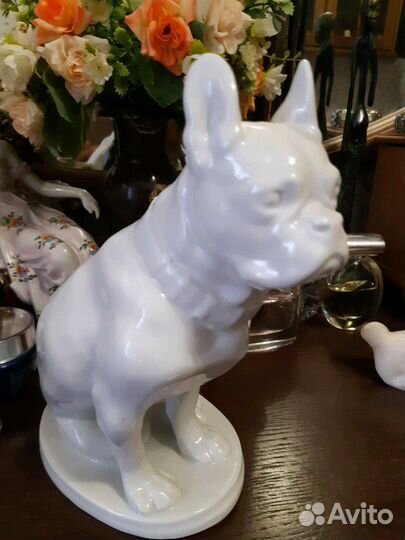 Фигурка собаки. Фарфор