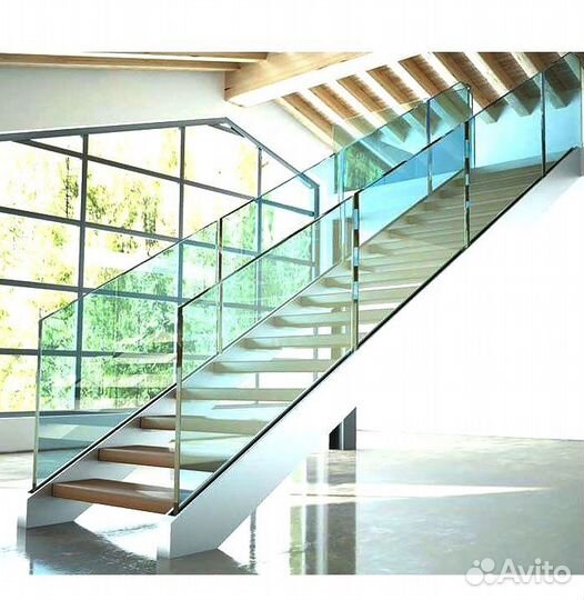 Стеклянное ограждение лестницы