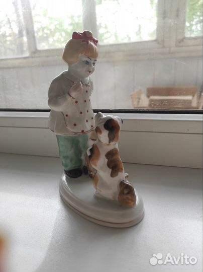 Фарфоровая статуэтка
