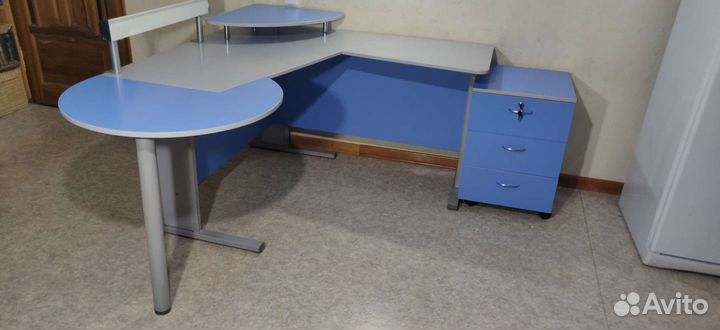 Угловой письменный стол