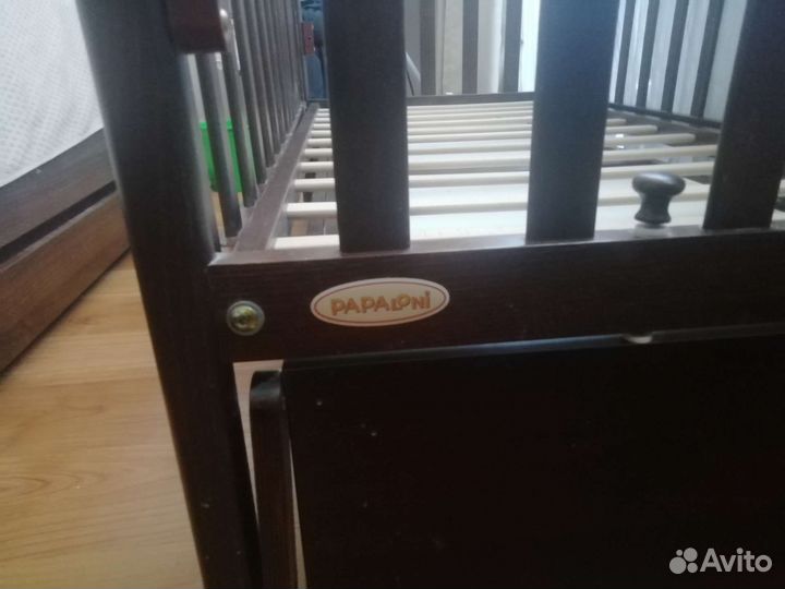 Детская кроватка с маятником