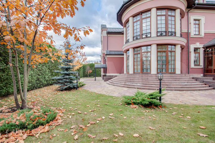 Коттедж 980 м² на участке 17 сот.