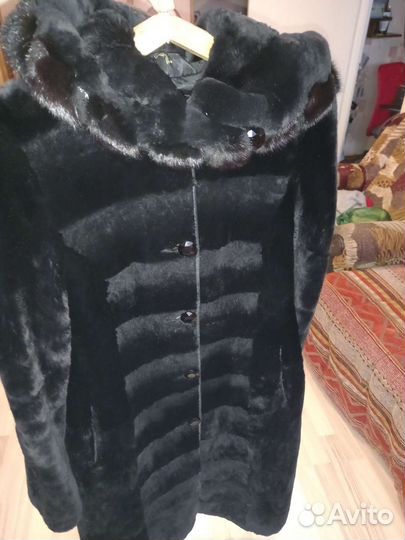 Шуба мутоновая с капюшоном ниже колен 48 размер