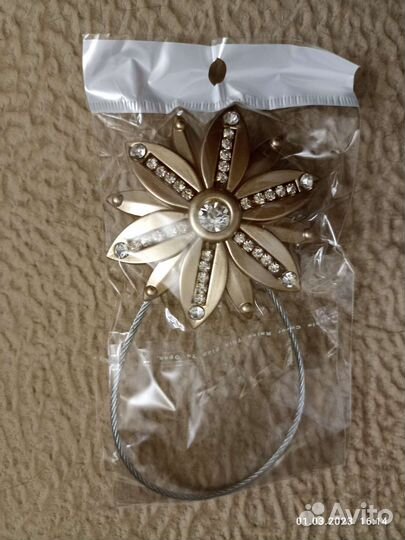 Клипса для штор со стразами на магните