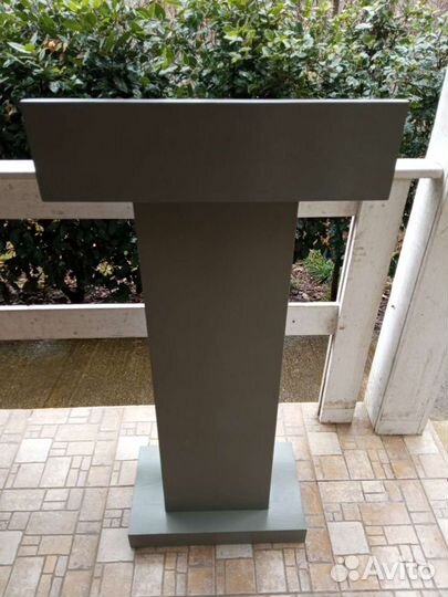 Стойка встречи гостей