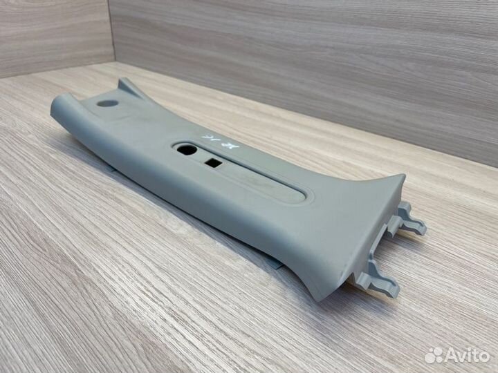 Обшивка средней стойки правая LADA X-Ray