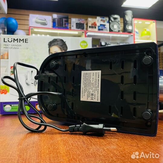 Мясорубка Lumme LU-2109 1800Вт