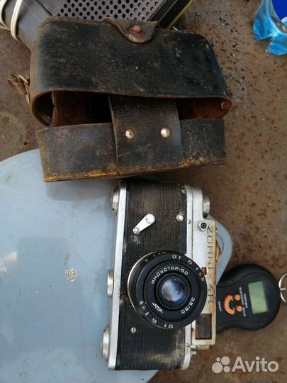 Радиоприемник, фотоаппарат, бритва времён СССР