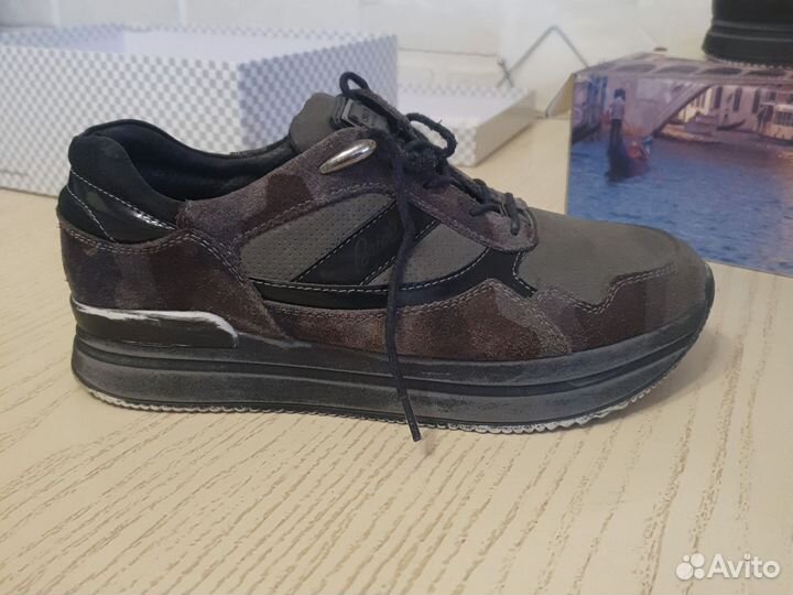 Кроссовки женские