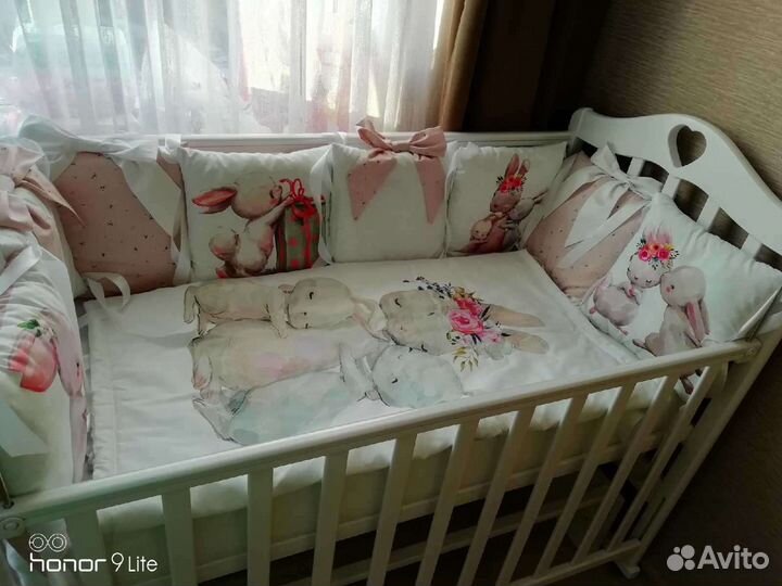 Детская кроватка с маятником белая