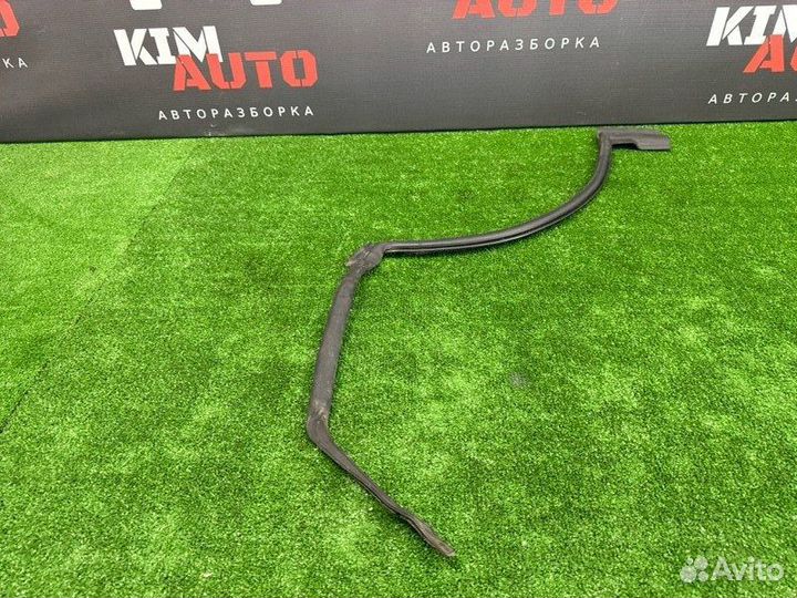 Уплотнитель двери нижний задний левый Infiniti