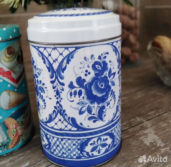 Коробка банка жестяная