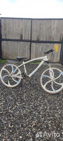 Велосипед на литых дисках BMW