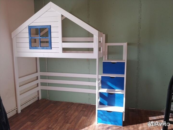 Двухъярусная кровать домик
