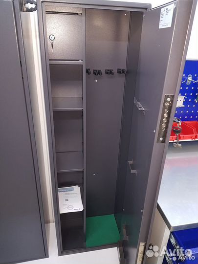 Сейф оружейный на 4-5 стволов с полками