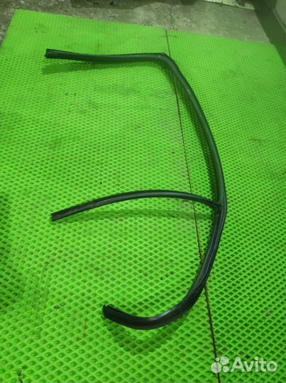 Уплотнитель стекла двери задней правой VW Jetta