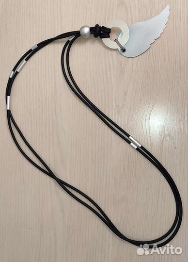 Металлический кулон на каучуковом шнурке