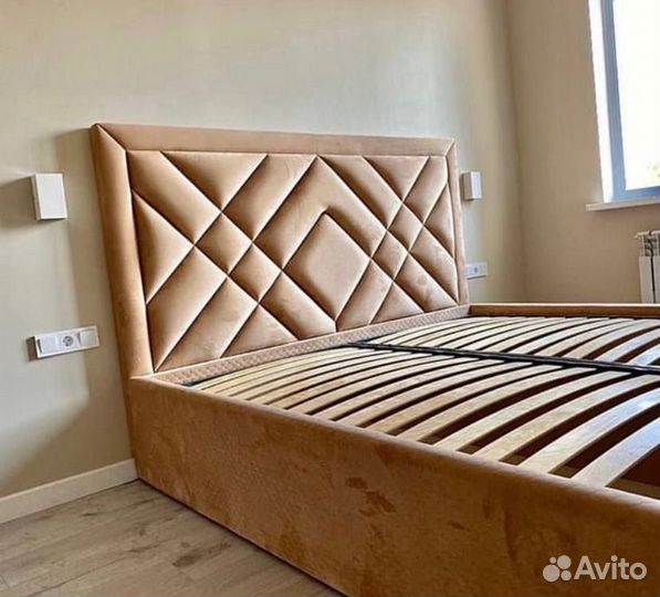 Кровать двухспальная с мягким изголовьем