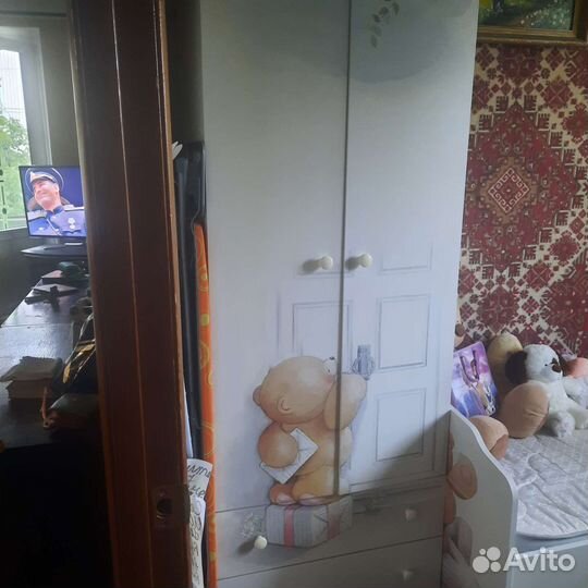 Детская кровать и шкаф
