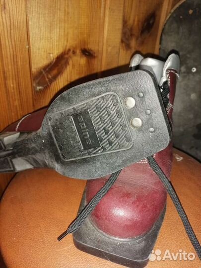 Лыжные ботинки и лыжи