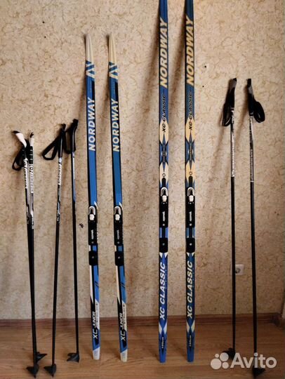 Лыжные ботинки и лыжи