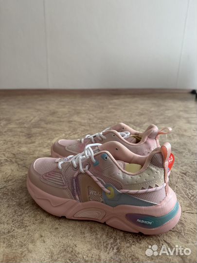 Кроссовки женские