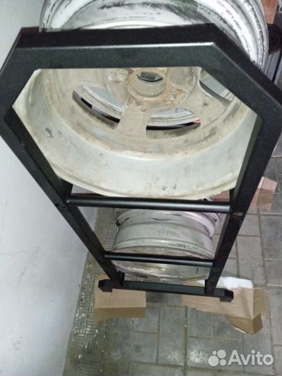 Стеллаж для хранения колëс