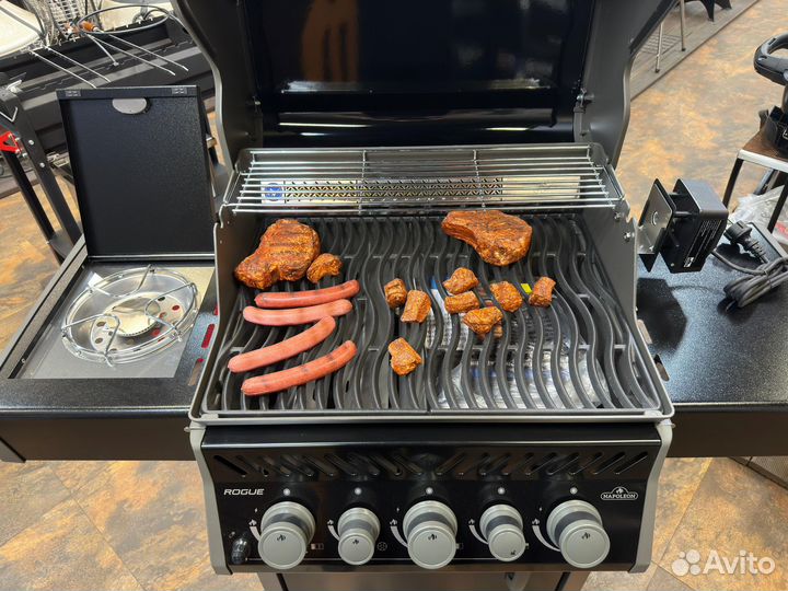 Газовый гриль napoleon Rogue-425 RSB с вертелом и
