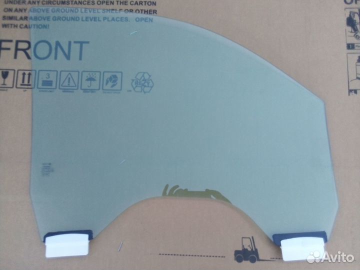 Стекло передней двери Cadillac Escalade 2015