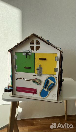 Бизиборд домик развивающий