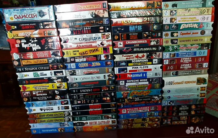 Коллекция видеокассет с популярными фильмами
