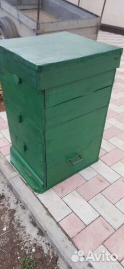 Пчелиные ульи и рамки