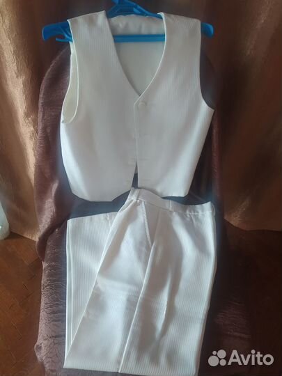 Жилет и брючки на мальчика белый