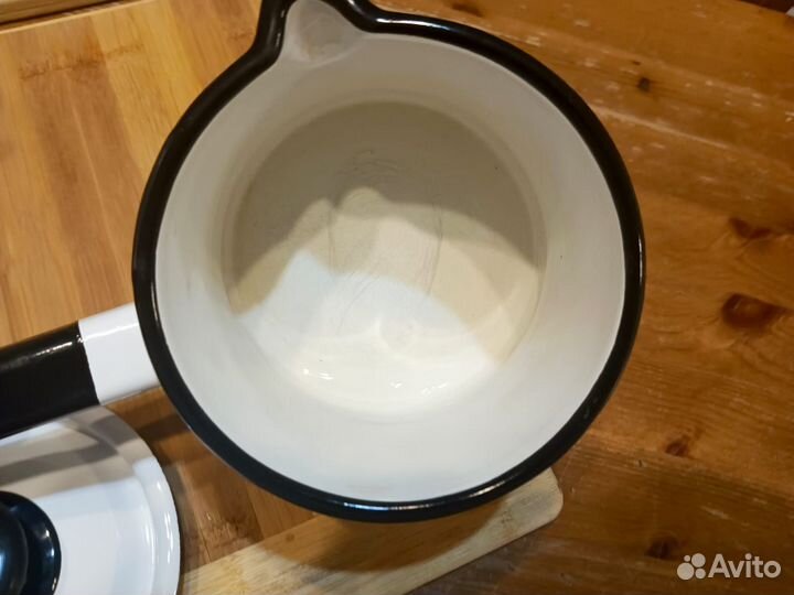 Ковшик эмалированный, дуршлаг, деревянная доска