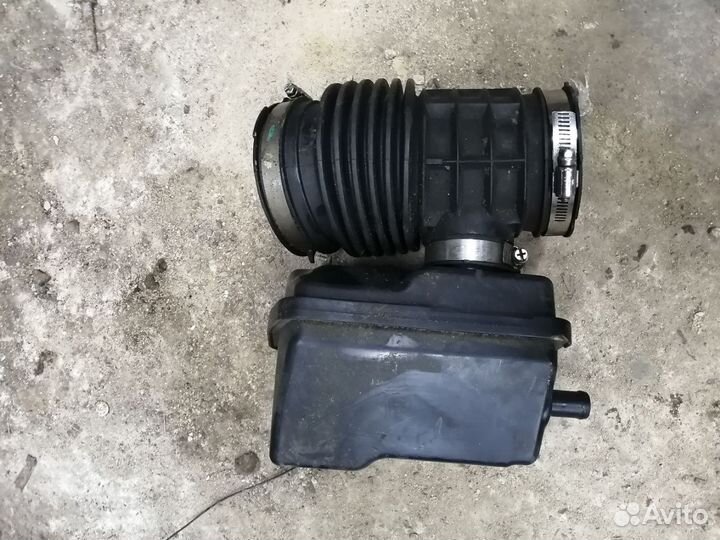 Патрубок воздушного фильтра Infiniti Qx56