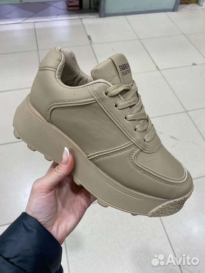 Кроссовки женские