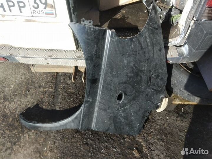 Крыло переднее левое Mitsubishi Delica 94-07